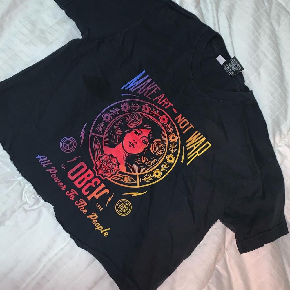 Cropped obey tee